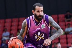 都很高效！里勒12投9中得到20分3助 贾尔斯10投8中得到16分11板